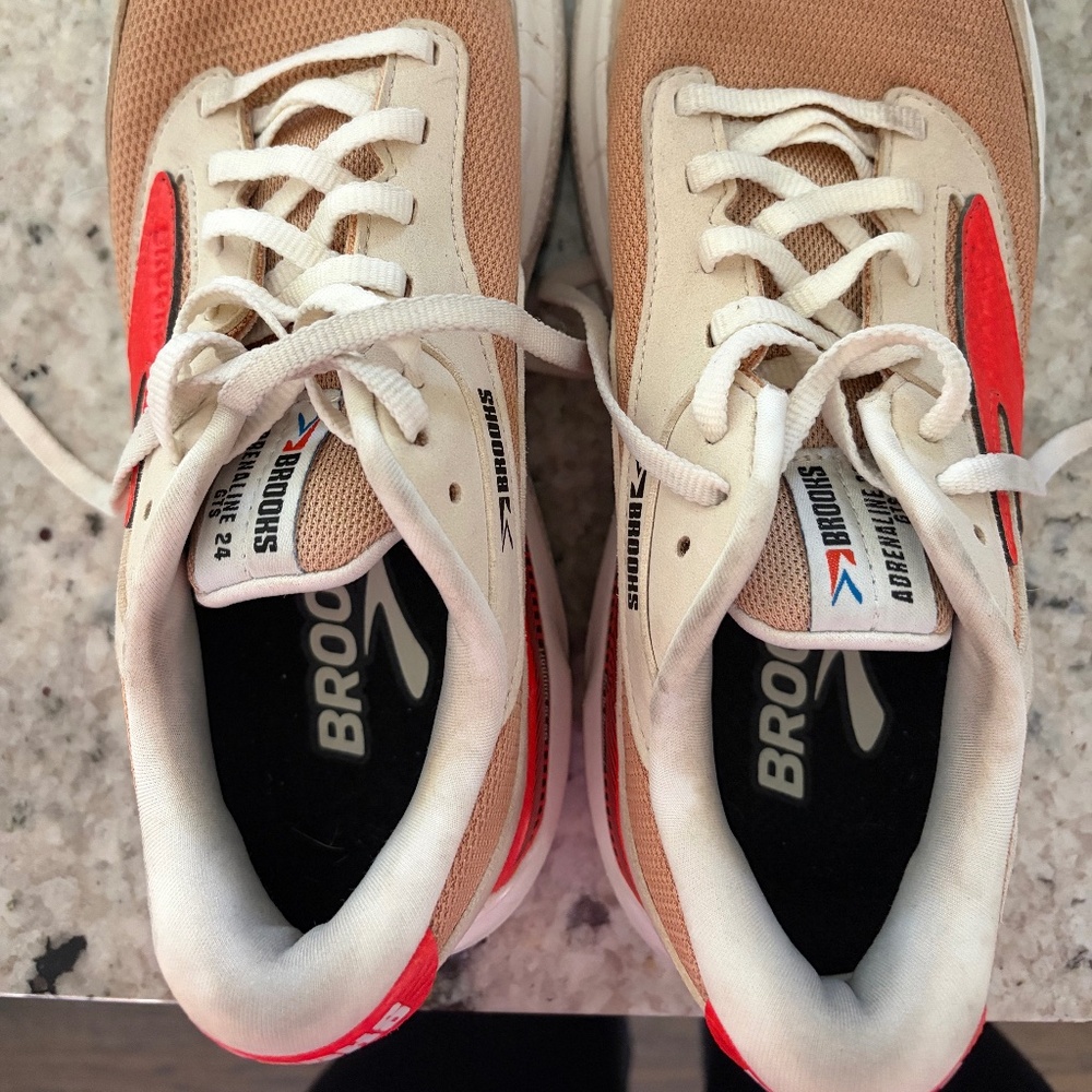 Brooks Adrenaline GTS 24 in taffy/cherry tomato/black